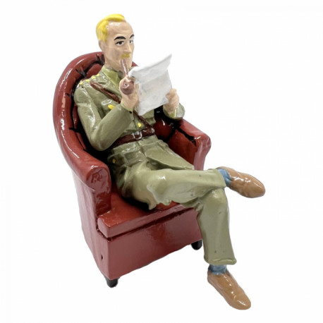 BLAKE LISANT DASN SON FAUTEUIL BLAKE  ET MORTIMER PIXI